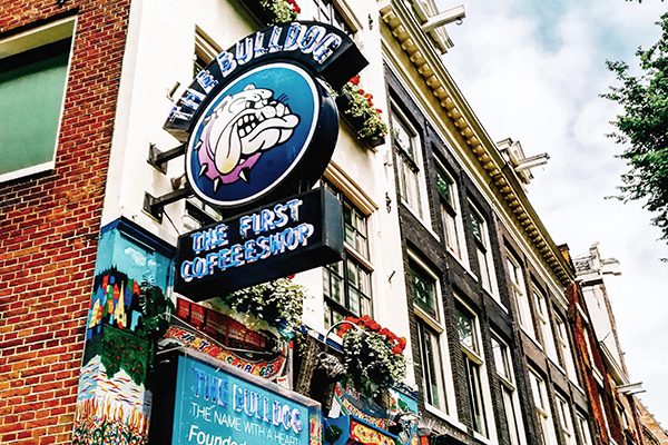 A entrada do coffeeshop Bulldog, o primeiro de Amsterdam
