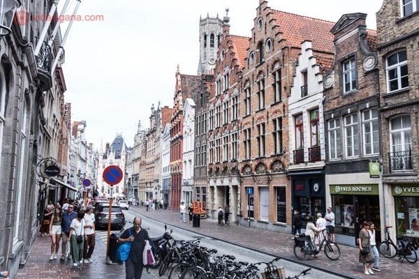 A principal rua de Bruges cheia de prédios em várias tonalidades de larança