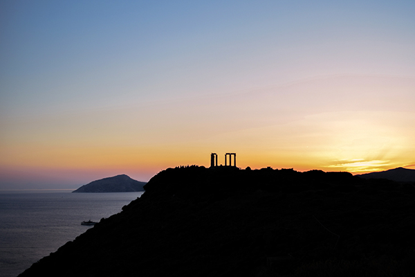 O Templo de Poseidon em cima do Cabo Souniou num lindo pôr de sol