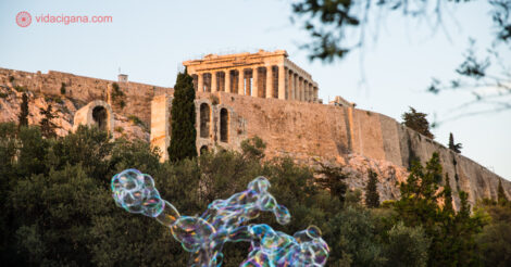 O que fazer em Atenas: O Parthenon no topo com bolhas de sabão voando abaixo