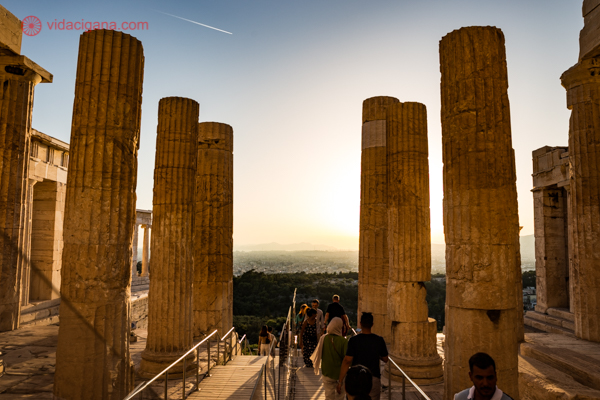 O que fazer em Atenas: as colunas na entrada da Acrópole durante o pôr do sol