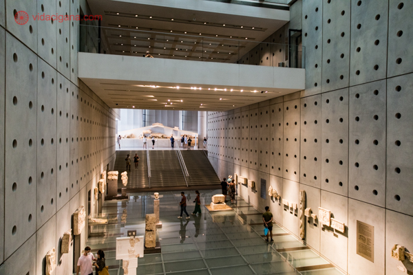 O vão principal do Museu da Acrópole com andares diferentes, lindo