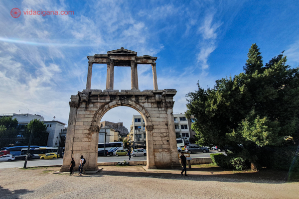 O Arco de Adriano num dia ensolarado