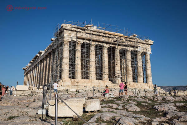 O Partenon visto de frente, em obras de conservação