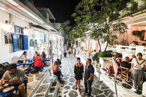 As ruas de Chora, em Mykonos Town, cheias de restaurantes de paredes brancas