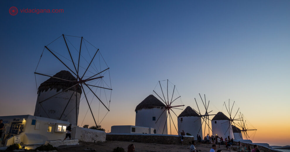 Onde ficar em Mykonos: os moinhos famosos da ilha durante o pôr do sol