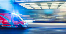 Regresso sanitário: uma ambulância chegando rápido no hospital