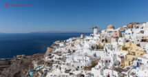 Onde ficar em Santorini: as inumeras casinhas brancas na cidade grega de Oia, em Santorini, com o Mar Egeu ao fundo