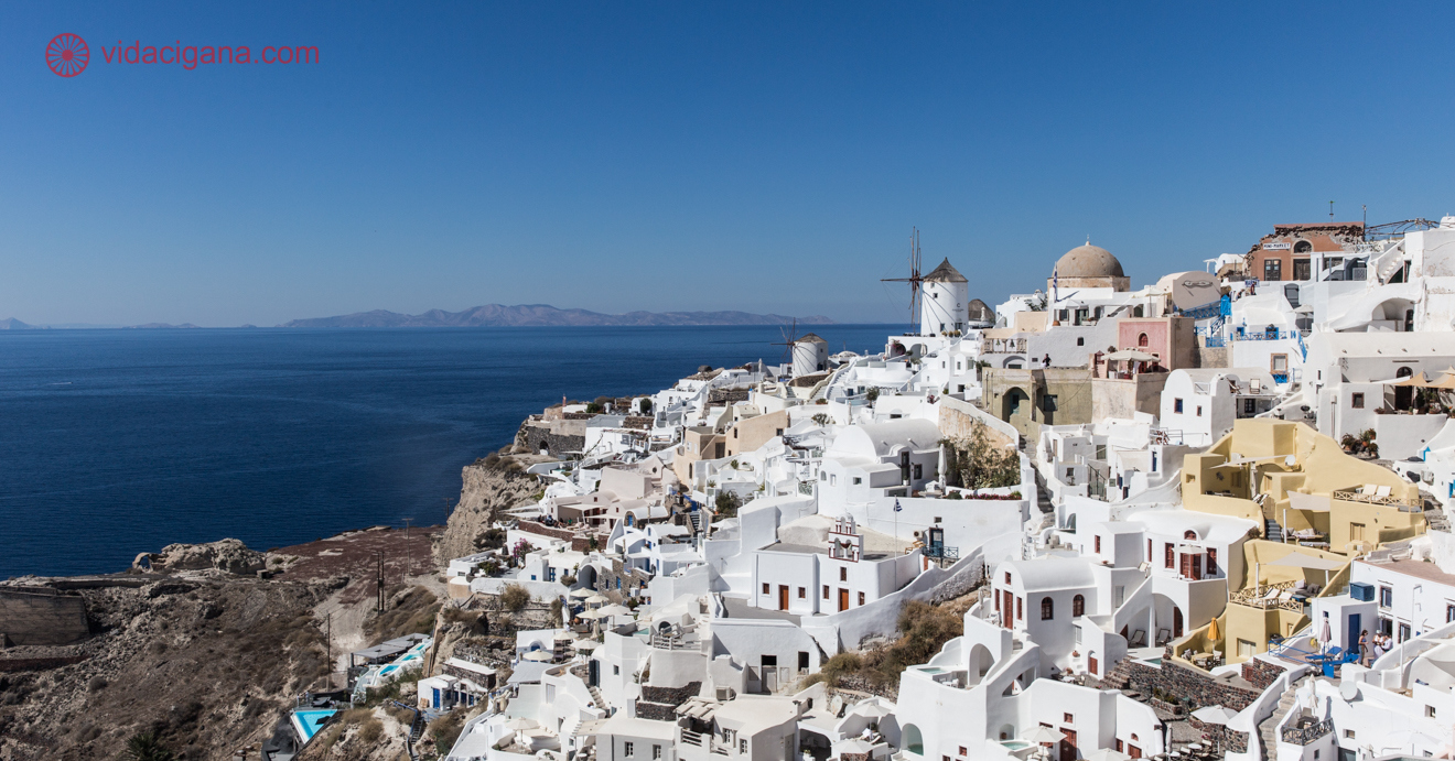 tradicional moinho de vento dentro oia em santorini ilha, Grécia