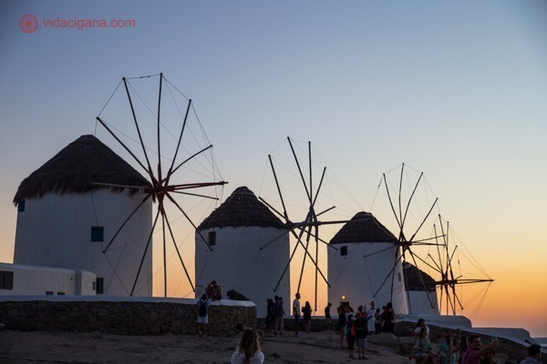 Os moinhos de vento de Mykonos durante o pôr do sol