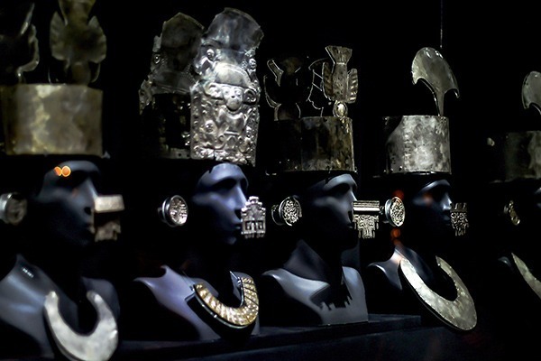 Vários objetos de decorações incas de ouro em manequins negros no Museo Larco Herrera