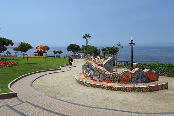 O lindo Parque del Amor, com vista para o mar e vários mosaicos criados no passeio