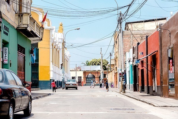 As ruas com prédios coloridos do bairro de Barranco, em Lima