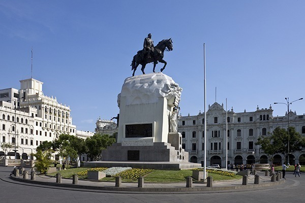 A Plaza de San Martín, com a estátua de José de San Martín em seu cavalo
