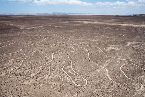 As linhas de Nazca, que podem ser visitadas a partir de Lima, onde se pode ver do alto figuras antropomórficas gigantes marcadas no chão