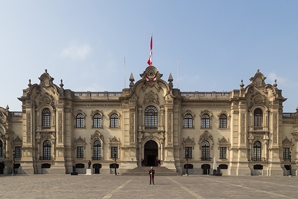 O Palácio do Governo do Peru, com sua fachada rebuscada e a bandeira do Peru no topo
