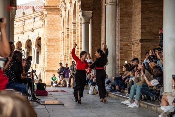 O que fazer em Sevilha: duas dançarinas de flamenco dançando em frente a uma pequena multidão