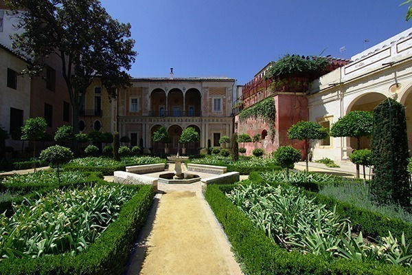 A Casa de Pilatos, com seus prédios coloridos e jardim bem verde