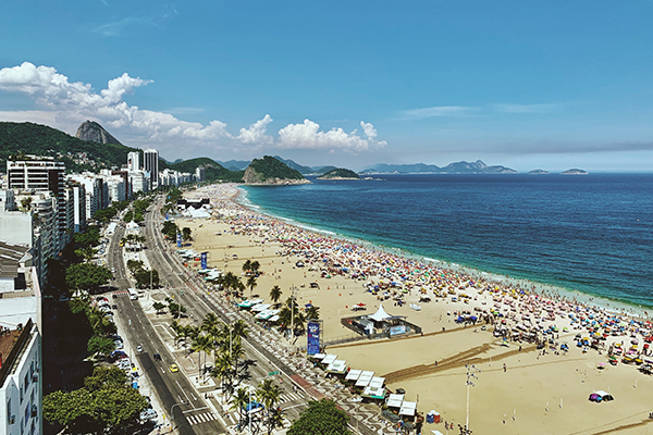 A Praia de Copacabana lotada num dia de sol