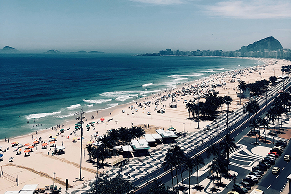 A praia de Copacabana vista do bairro do Leme