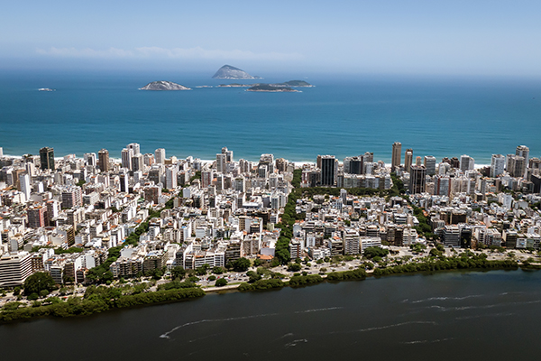 O bairro de Ipanema visto de cima, com as Ilhas Cagarras ao fundo e a Lagoa Rodrigo de Freitas abaixo
