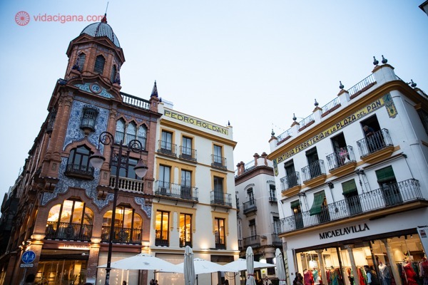 Onde ficar em Sevilha: uma rua no Casco Antiguo, com prédios antigos e coloridos