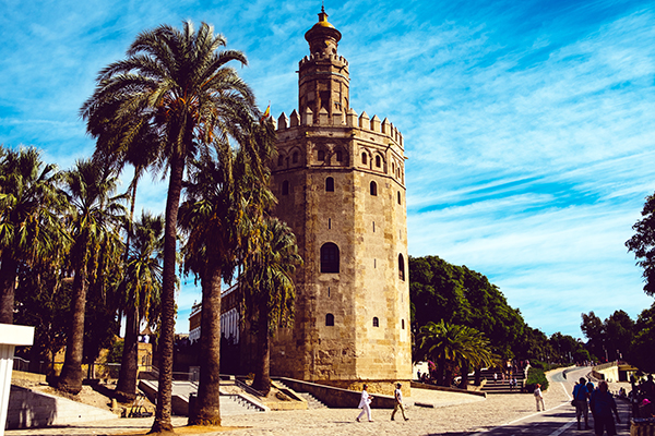 A Torre del Oro num dia ensolarado. A torre fica no bairro de El Arenal