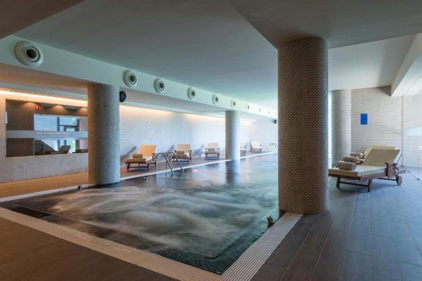 Hotéis no aeroporto de Lisboa: uma piscina aquecida interna luxuosa, com colunas ao redor e espreguiçadeiras