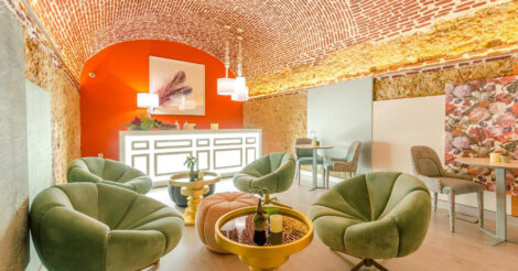 Hotéis no Chiado: O lindo bar de um hotel no Chiado, com poltronas verrdes em torno de mesas de vidro, e o teto abaulado feito de tijolinhos