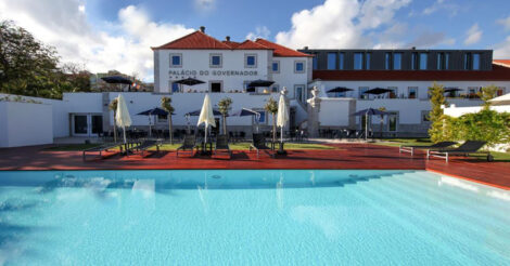 Hotéis com piscina em Lisboa: Um hotel em estilo palácio, com uma piscina enorme na frente