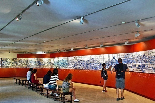 O interior do Museu do Azulejo, com uma parede de azulejos imensa em todo o local