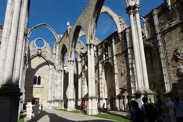 A Igreja do Carmo e suas ruínas onde todo o teto caiu durante o terremoto de 1755