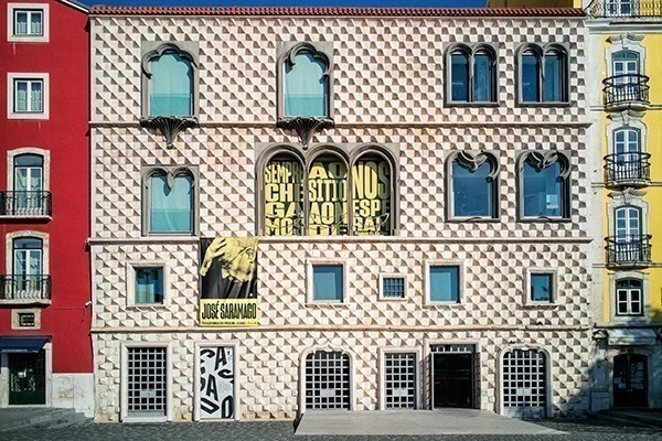 A fachada da Fundação José Saramago, que fica na Casa dos Bicos, que possui arquitetura única