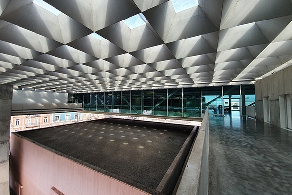 O interior do Museu Nacional dos Coches, com uma arquitetura arrojada, cheia de luzes e sombras