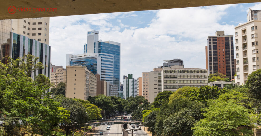 O que fazer em São Paulo: a vista de São Paulo do vão do MASP, com os prédios e muitas árvores lá embaixo