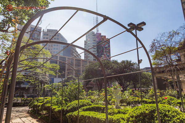 O jardim da Casa das Rosas, cheio de verde em plena Avenida Paulista. De lá é possível ver o mural do Kobra em que ele retrata Oscar Niemeyer