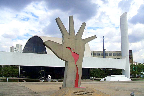 O Memorial da América Latina projetado por Oscar Niemeyer, onde vemos uma mão aberta com o mapa da América Latina em vermelho