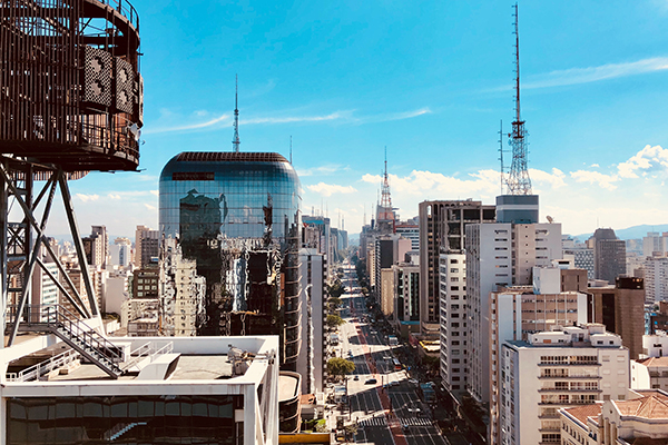 A vista da Avenida Paulista de cima do Mirante SESC Paulista, num dia de céu azul
