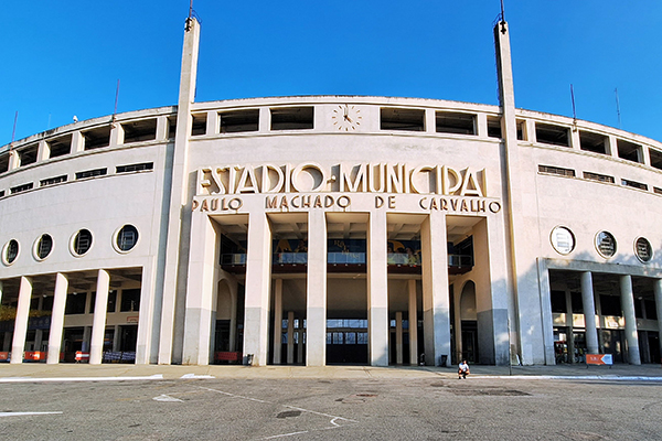 A fachada do Estádio do Pacaembu, contendo seu nome oficial, que é Estádio Municipal Paulo Machado de Carvalho