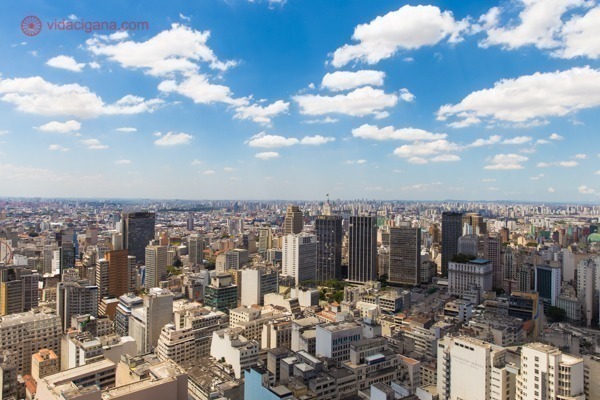 O que fazer em São Paulo: a vista da cidade de cima do Terraço Itália, num lindo dia de céu azul