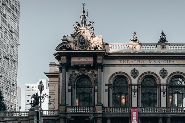 Parte da fachada do  imponente Teatro Municipal de São Paulo num dia de céu azul