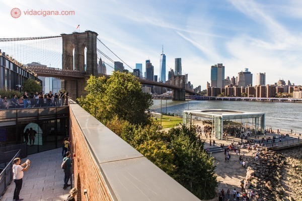 A vista da Ponte do Brooklyn e de Downtown Manhattan do TimeOut Market, no DUMBO, Brooklyn
