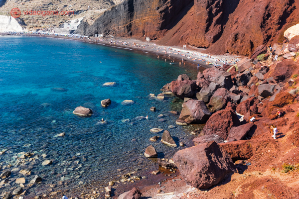 A Praia Vermelha (Red Beach) em Santorini, com suas águas azul turquesa e penhascos vermelhos