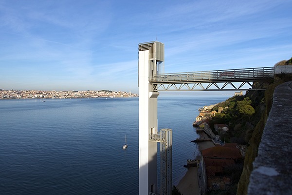 O elevador virado para o Rio Tejo com Lisboa ao fundo