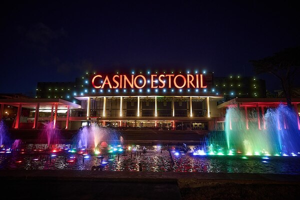 Foto do Casino Estoril durante a noite