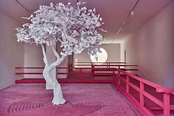 A Galerie Ron Mandos com uma exposição do Japão, com uma árvore branca, areia e ponte rosas