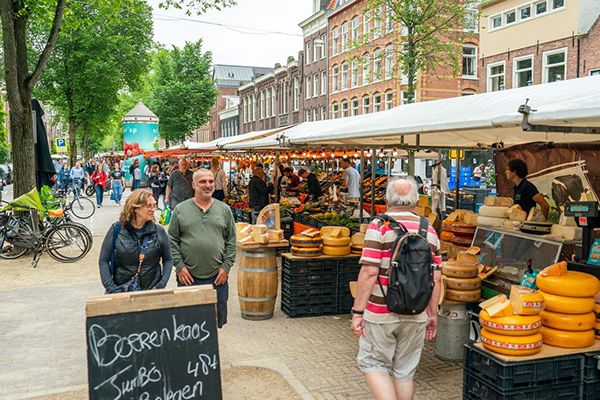 Uma feira de rua em Amsterdam, cheia de barraquinhas vendendo queijo