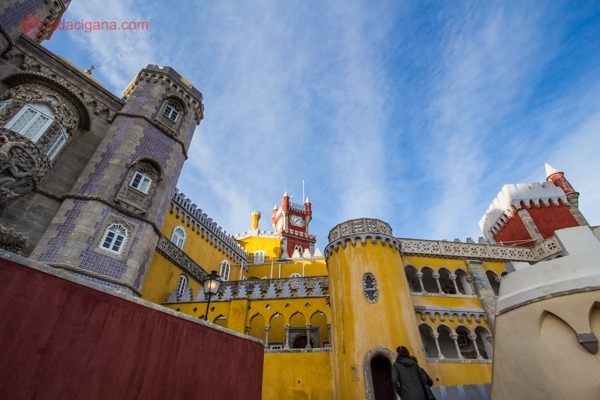 O Palácio da Pena todo colorido com suas camadas de muralhas amarelas, vermelhas e roxas