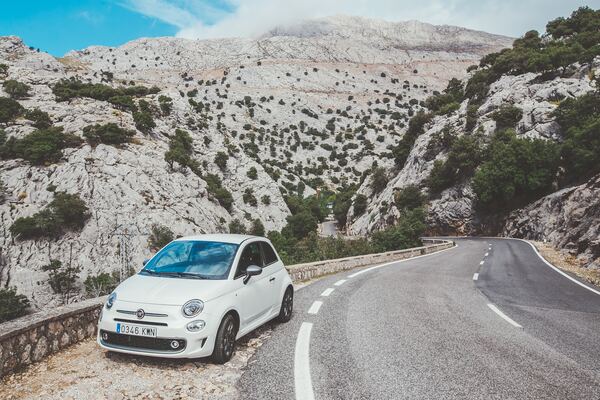 aluguel de carro em Portugal modelo 500 da Fiat nas montanhas