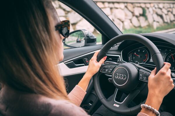 aluguel de carro em Portugal com mulher dirigindo carro da marca Audi